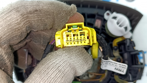 The steering wheel airbag for the driver's side of the Audi Q5 8R 13-17 is brown and the chrome is peeling.