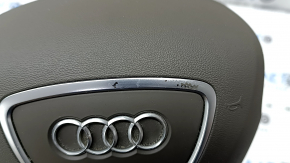 The steering wheel airbag for the driver's side of the Audi Q5 8R 13-17 is brown and the chrome is peeling.