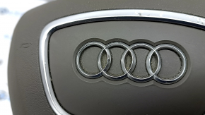 The steering wheel airbag for the driver's side of the Audi Q5 8R 13-17 is brown and the chrome is peeling.
