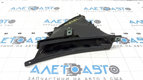 The front right fender liner duct for a BMW 5 G30 17-23 has a broken mount.