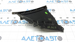 The front right fender liner duct for a BMW 5 G30 17-23 has a broken mount.