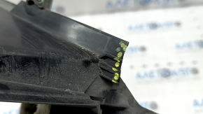 The front right fender liner duct for a BMW 5 G30 17-23 has a broken mount.