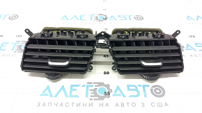 The central air duct deflector of the front panel of the BMW 5 G30 17-23 has a broken mount.