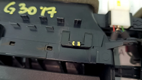 The central air duct deflector of the front panel of the BMW 5 G30 17-23 has a broken mount.
