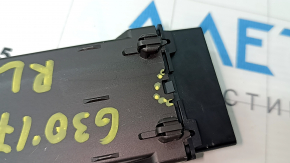 The rear seat heating control unit for BMW 5 G30 17-23 has a broken housing.