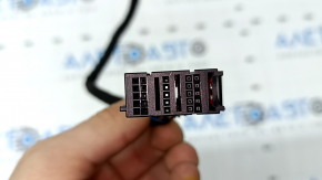 A small chip for the SRS airbag module and airbag computer for the BMW 5 G30 17-23.