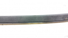 The right windshield molding of a Hyundai Sonata 11-15 is cracked.
