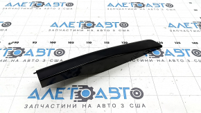 The rear right roof rail cap for a Lexus RX300 RX330 RX350 RX400h 04-09 is broken.