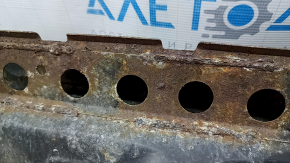 The rear subframe of a Toyota Camry V40 is rusty.