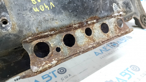 The rear subframe of a Toyota Camry V40 is rusty.