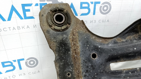 The rear subframe of a Toyota Camry V40 is rusty.