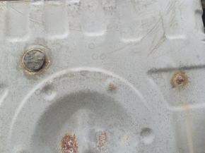 The trunk trough of a Toyota Camry v40 on the body is rusty.