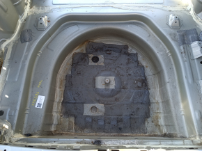 The trunk trough of a Toyota Camry v40 on the body is rusty.