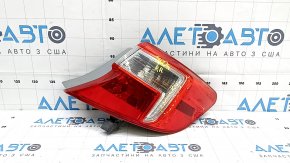 The outer right fender light of a Toyota Camry v50 12-14 USA has a cracked glass.