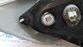 The outer right fender light of a Toyota Camry v50 12-14 USA has a cracked glass.