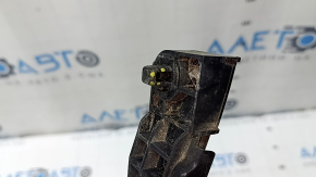 The left front bumper mount on a Toyota Camry v40 has a broken latch.