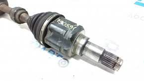 The front left half-shaft of a Toyota Camry V40 hybrid is rusty, the inner CV joint is loose, and the thread is pulled.