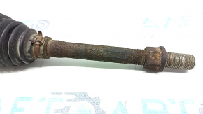 The left steering rod of a Toyota Camry V40 is rusty.