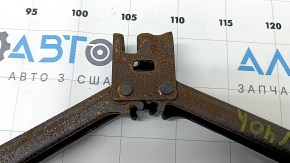 Rusty Toyota Camry V40 jack
