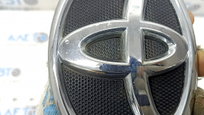 The Toyota Camry V40 grille emblem is swollen in chrome.