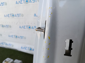 The central left body pillar of the Audi Q7 16-25 is sawn off, the butts