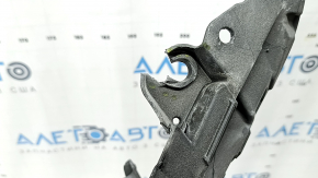 The radiator grille of a Toyota Prius V 15-17 rest is broken.