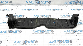 The lower radiator deflector of the Toyota Prius V 15-17 is pressed, broken, and the fasteners are broken.