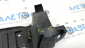 The lower radiator deflector of the Toyota Prius V 15-17 is pressed, broken, and the fasteners are broken.