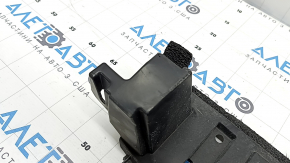 The lower radiator deflector of the Toyota Prius V 15-17 is pressed, broken, and the fasteners are broken.