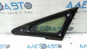 The front right window of a Toyota Prius V 12-17 has a cut seal.