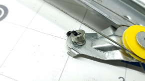 The front right window lift mechanism of a Mitsubishi Outlander 22-25 is broken.