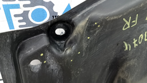 The front right underbody protection of the Audi Q5 80A 18-24 is dented.