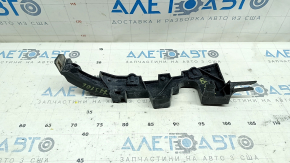 The left front bumper mount for the Audi Q5 80A 18-20 is broken.