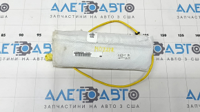 The right seat airbag on a Mitsubishi Outlander 2022-25 has an oxidized component.