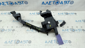 The left front headlight mount of the Audi Q5 80A 18-20 has a broken fragment.