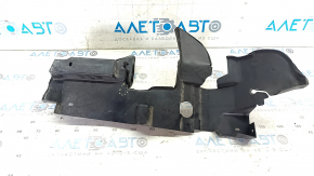 The right radiator deflector on a Nissan Murano z52 2015-2018 is cracked.
