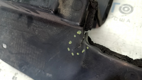 The right radiator deflector on a Nissan Murano z52 2015-2018 is cracked.