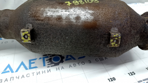 The exhaust pipe, the middle part with the catalytic converter of the Nissan Rogue 16-20, is rusty, the bolts are broken off.