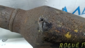 The exhaust pipe, the middle part with the catalytic converter of the Nissan Rogue 16-20, is rusty, the bolts are broken off.