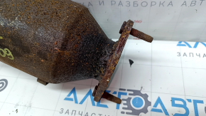 The exhaust pipe, the middle part with the catalytic converter of the Nissan Rogue 16-20, is rusty, the bolts are broken off.