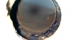 The exhaust pipe, the middle part with the catalytic converter of the Nissan Rogue 16-20, is rusty, the bolts are broken off.