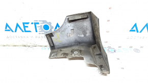 The front left mudguard of a Nissan Leaf 18-25 is worn out.
