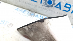 The front left mudguard of a Nissan Leaf 18-25 is worn out.