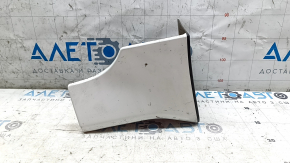 The front right mudguard of a Nissan Leaf 18-25 is worn out.