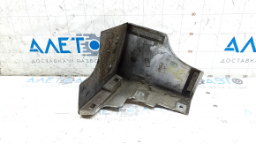 The front right mudguard of a Nissan Leaf 18-25 is worn out.
