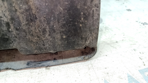 The front right mudguard of a Nissan Leaf 18-25 is worn out.