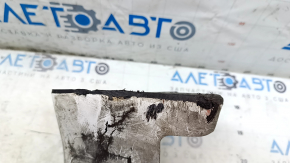 The front right mudguard of a Nissan Leaf 18-25 is worn out.