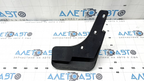The front left mudguard of a Nissan Rogue 14-20 is worn.