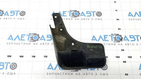 The front left mudguard of a Nissan Rogue 14-20 is worn.