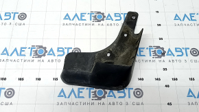 The front right mudguard of a Nissan Rogue 14-20 is worn.